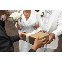 Prezent na ślub: kiedy kopertę warto uzupełnić czymś więcej