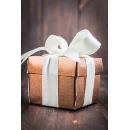 Prezent z grawerem – dlaczego warto? Przewodnik po unikalnych i trwałych upominkach